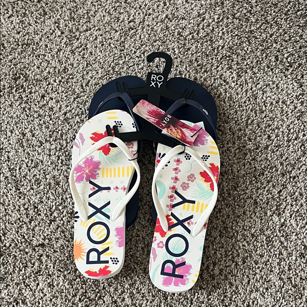 SOLD.    2pair Roxy flip flops